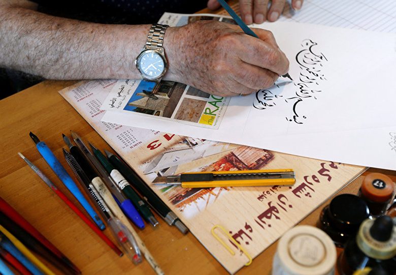 خطاط لبناني يعلن الانتهاء من كتابة أول مصحف بالخط «الديواني»