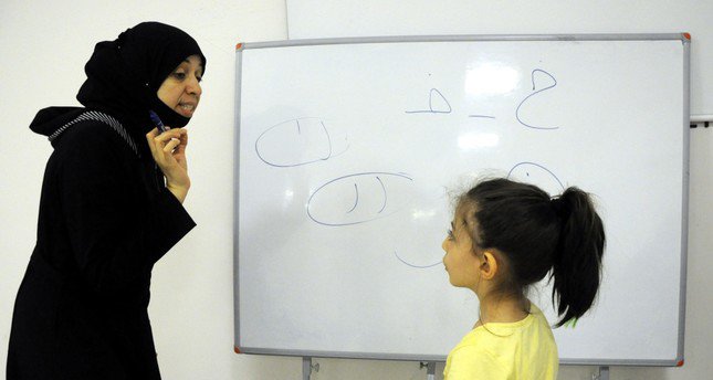 سيدة سورية تعلم اللغة العربية للأطفال الأتراك