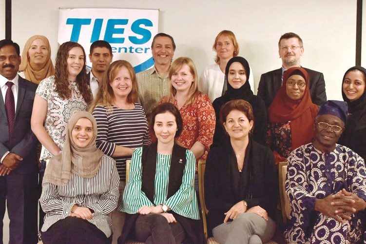 تخريج 52 من دورات «التواصل الحضاري» لتعليم اللغة العربية بالكويت