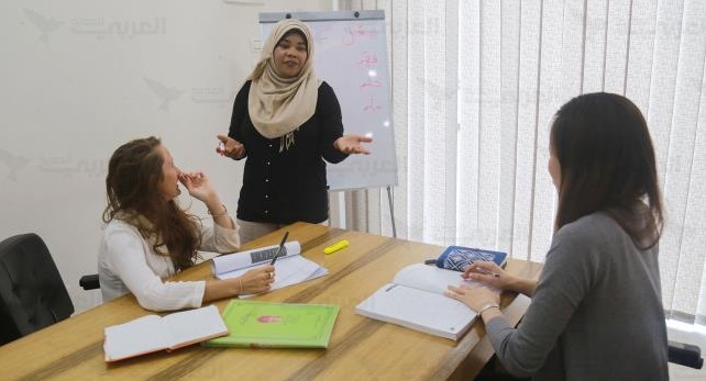 «كرامة فضل».. فلسطينية تعلّم اللغة العربية للأجانب في غزة