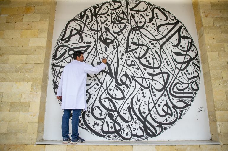 جدران القيروان وقبابها تتألق بريشة فنان تونسي